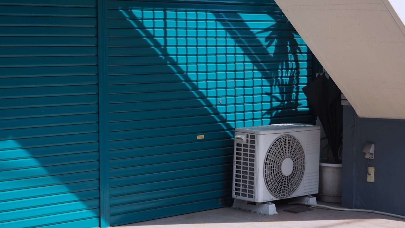 Instalación de la unidad condensadora exterior de un aire acondicionado en pared de vivienda