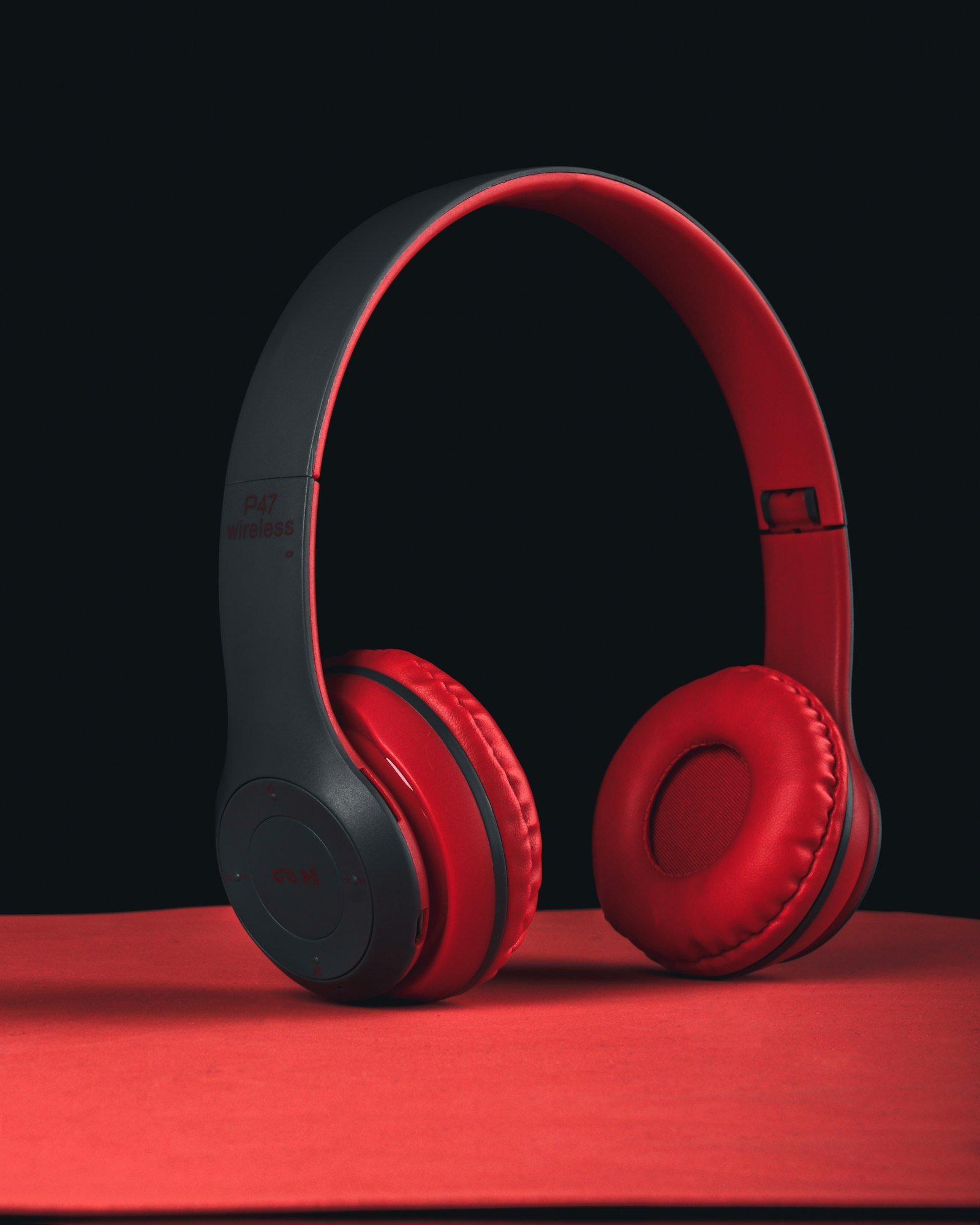 Auriculares bluetooth de diadema color gris sobre fondo minimalista