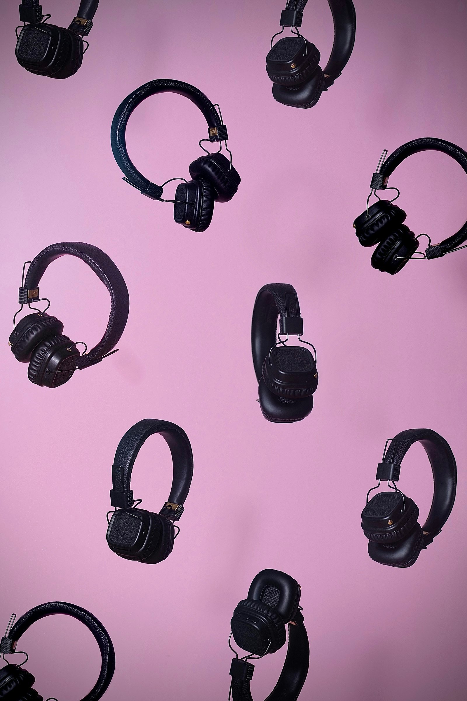 Auriculares bluetooth negros de diadema en fondo oscuro