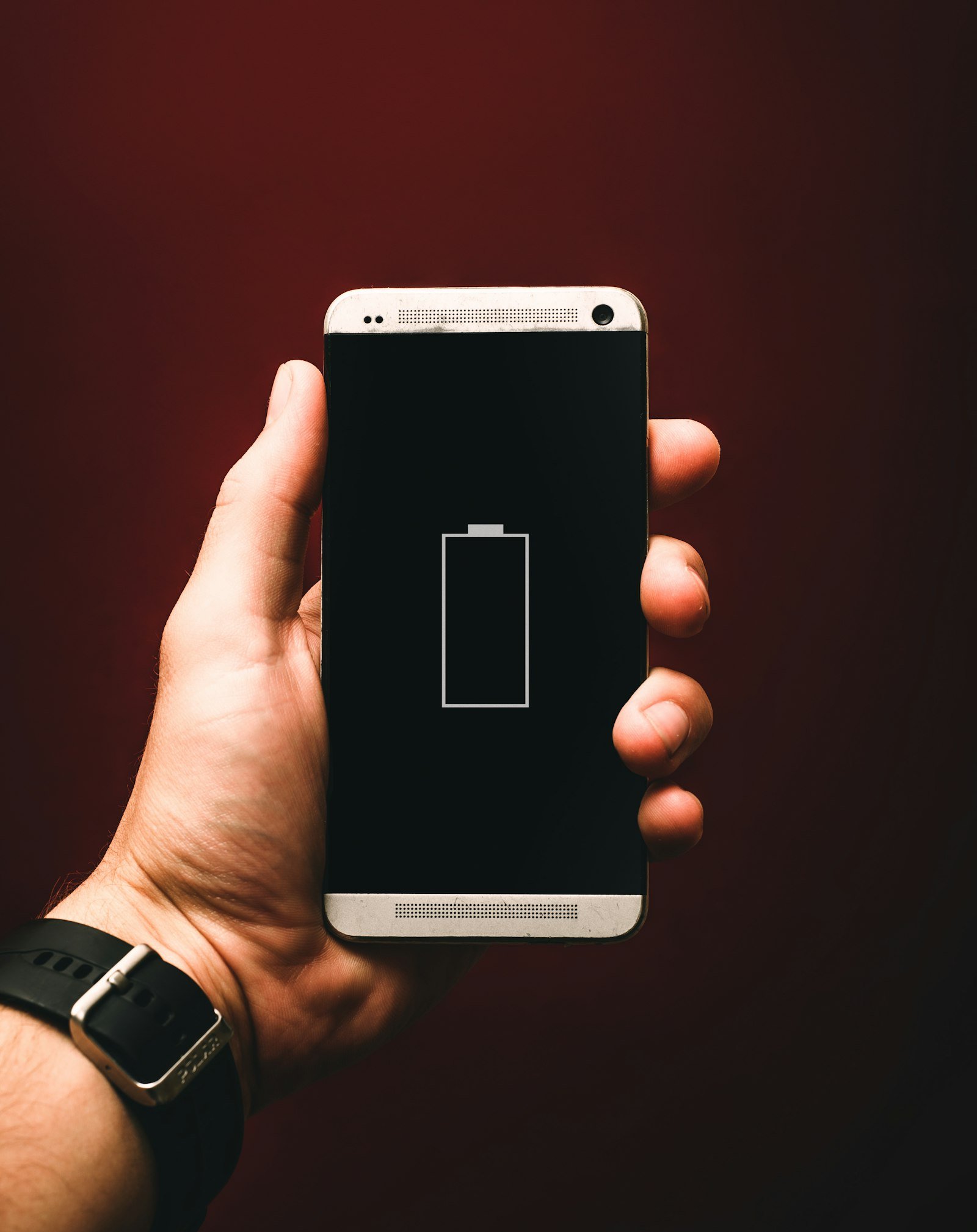 Celular mostrando pantalla de carga con porcentaje de batería en aumento
