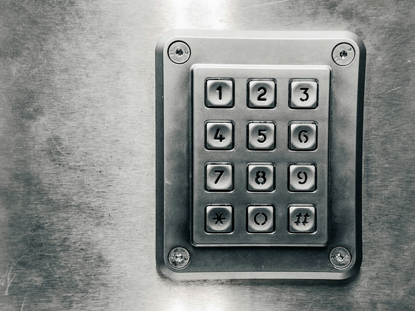 Primer plano del teclado numérico de una cerradura electrónica inteligente