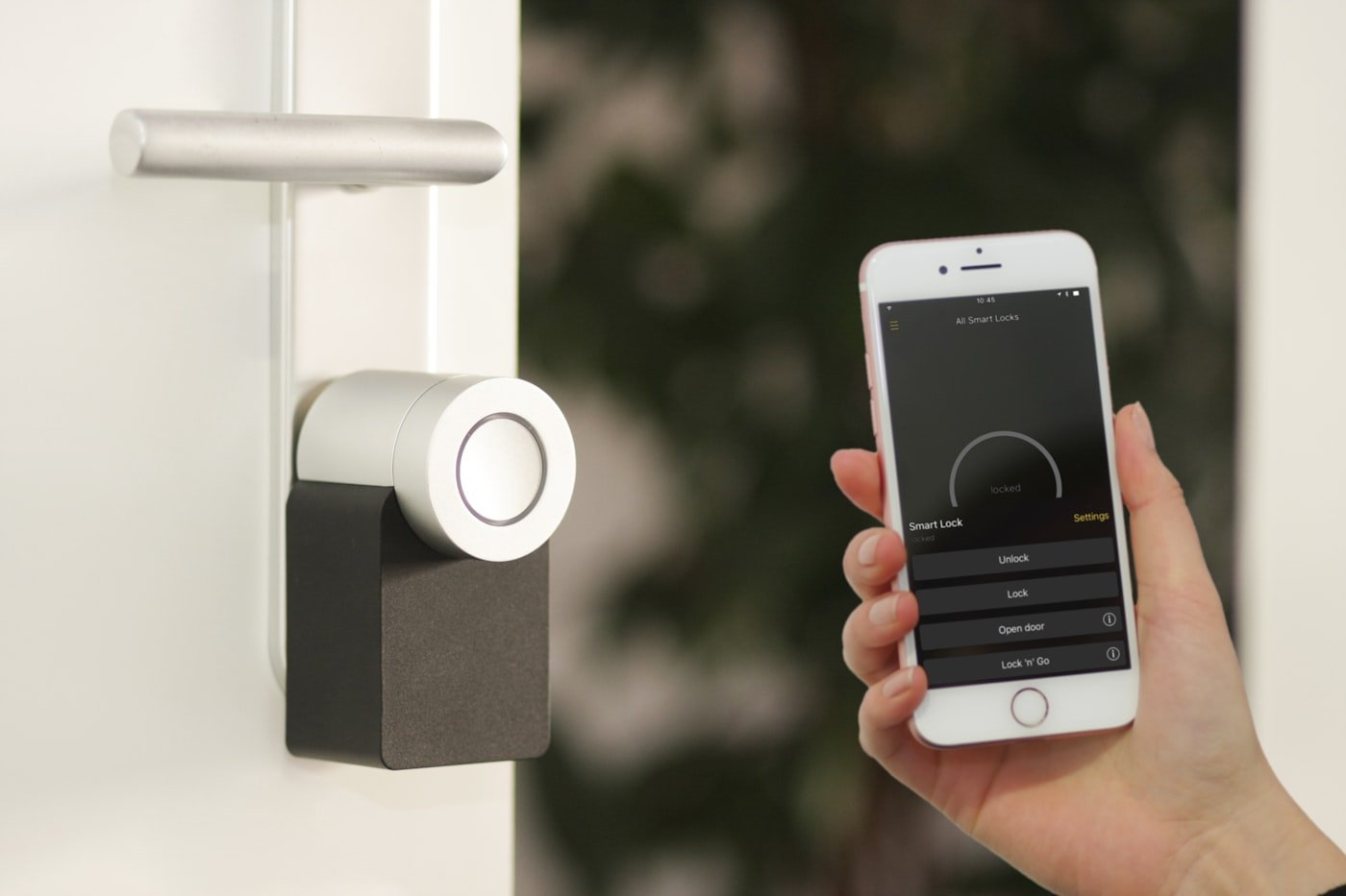 Persona abriendo una puerta con el celular usando una cerradura inteligente