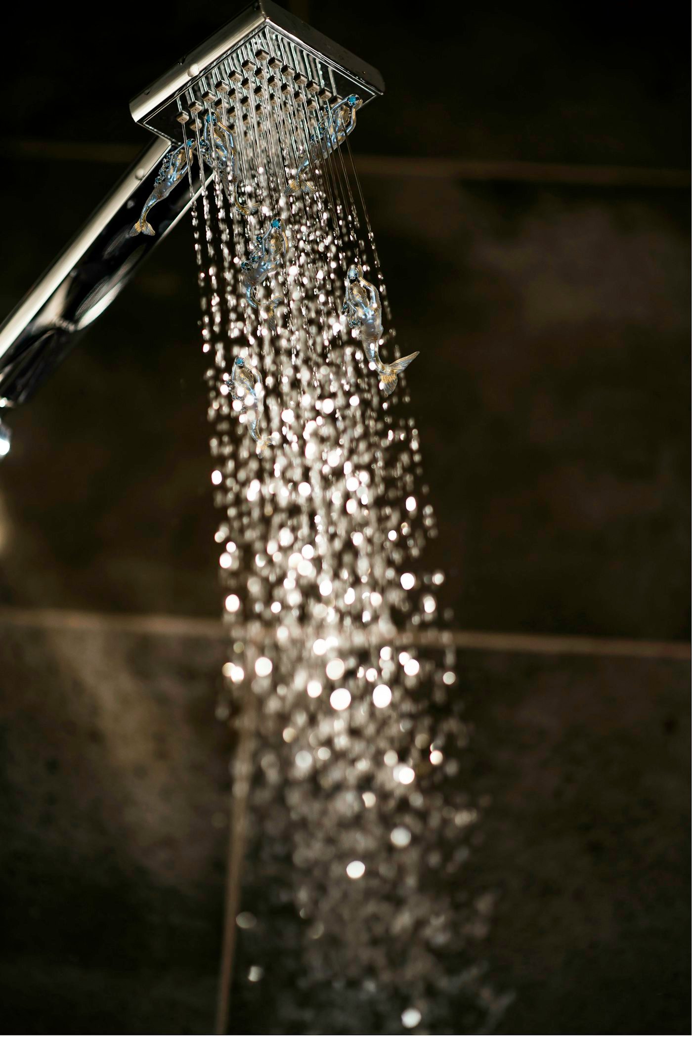 Cabezal de ducha con agua caliente saliendo, calentada por termotanque