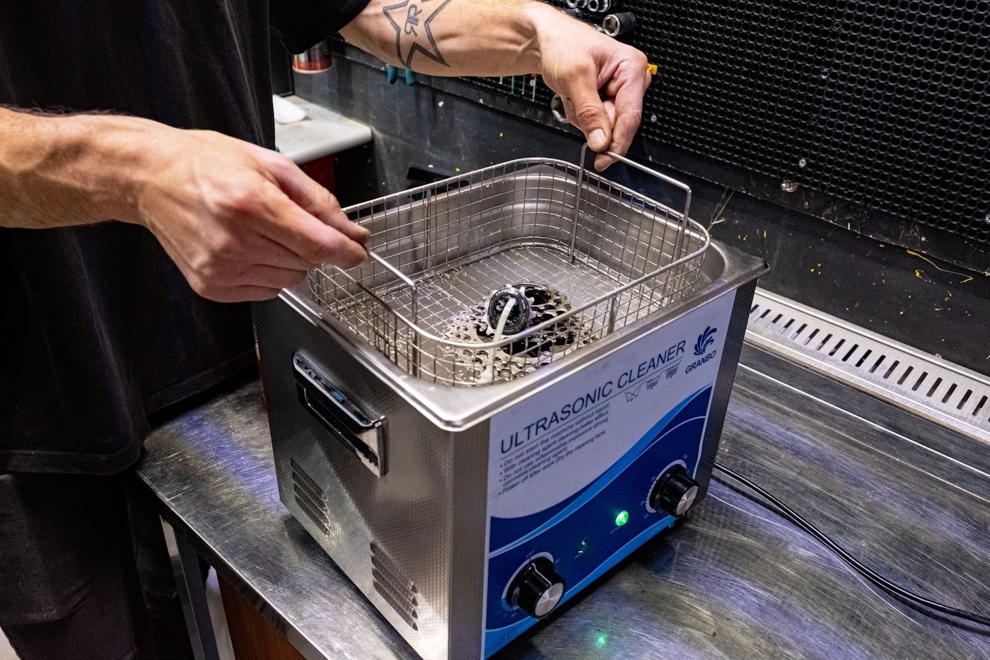 Persona utilizando una freidora de aire en la cocina de su casa