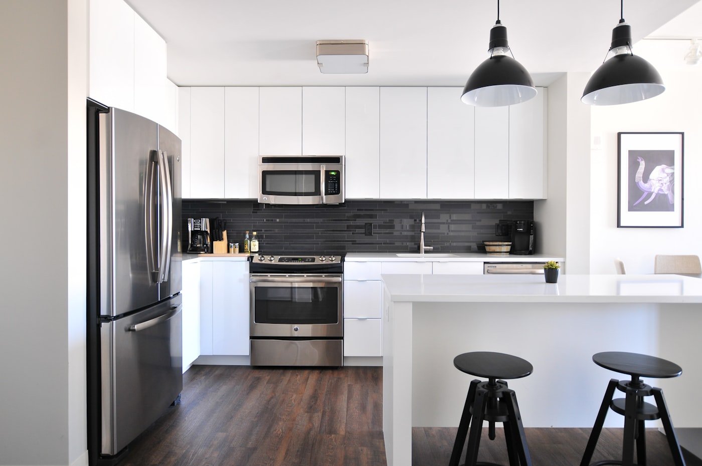 Heladera gris de tres puertas instalada en una cocina moderna