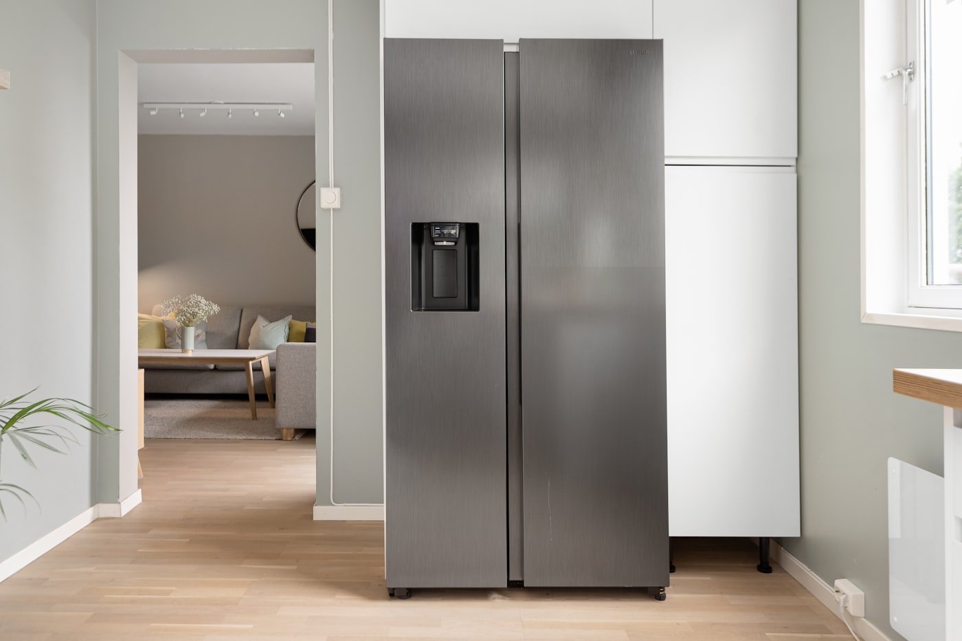 Heladera doble puerta instalada en una cocina luminosa junto a una ventana