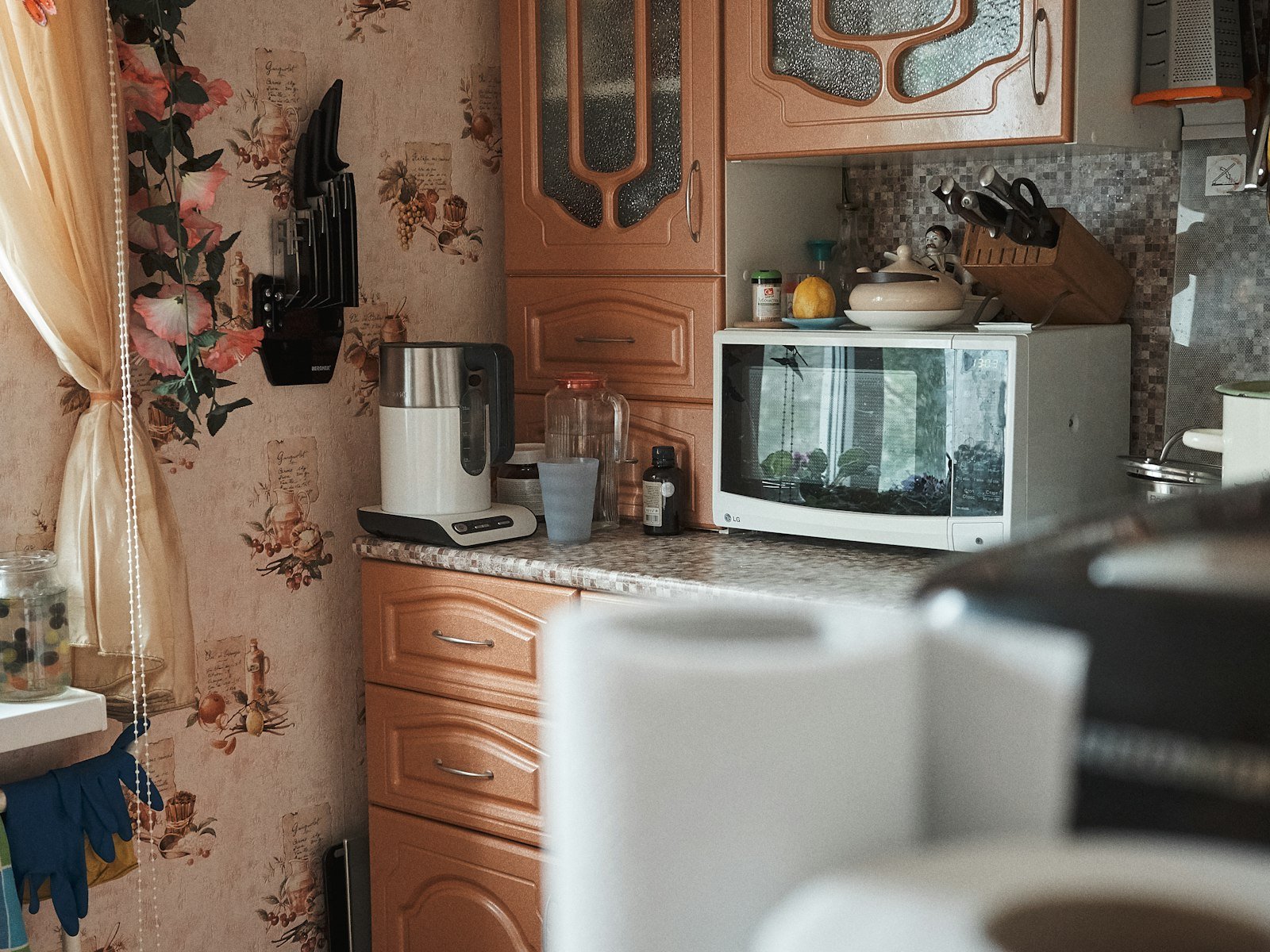 Microondas empotrado en cocina moderna con muebles de madera