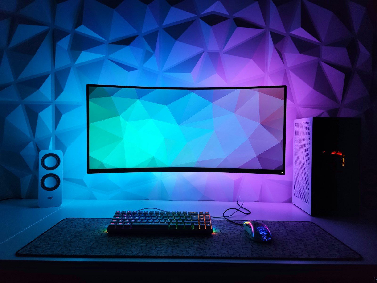 Monitor de PC con setup gaming en escritorio con teclado y mouse