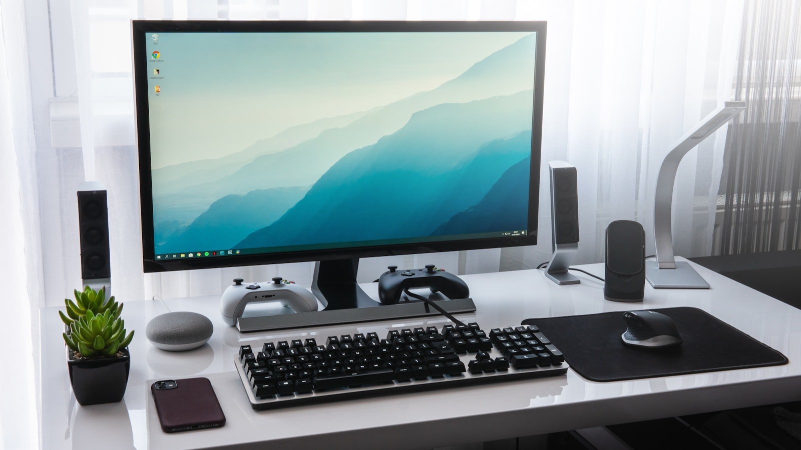 Monitor de PC en escritorio de oficina usado para trabajo diario