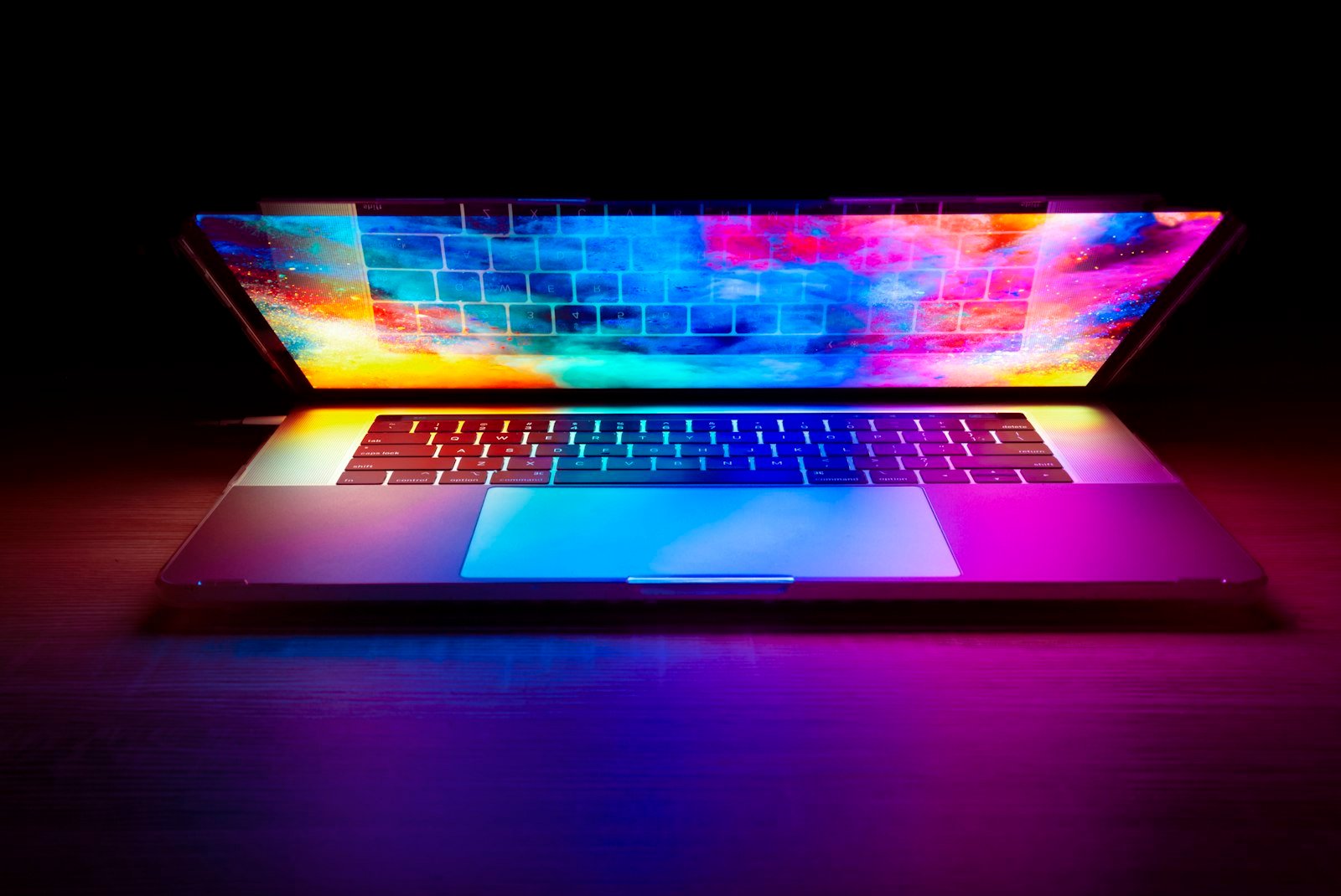 Notebook gamer con pantalla iluminada en ambiente oscuro mostrando diseño