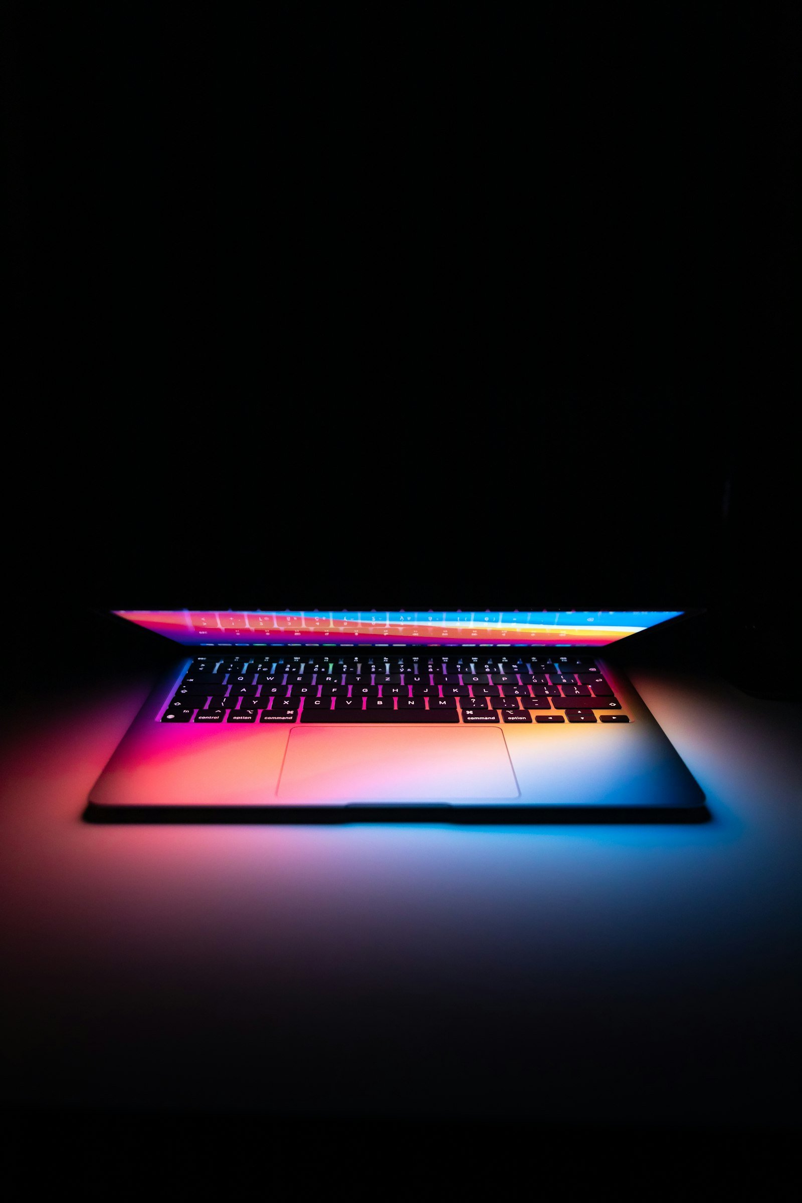 Notebook gamer con iluminación RGB en el teclado y pantalla encendida