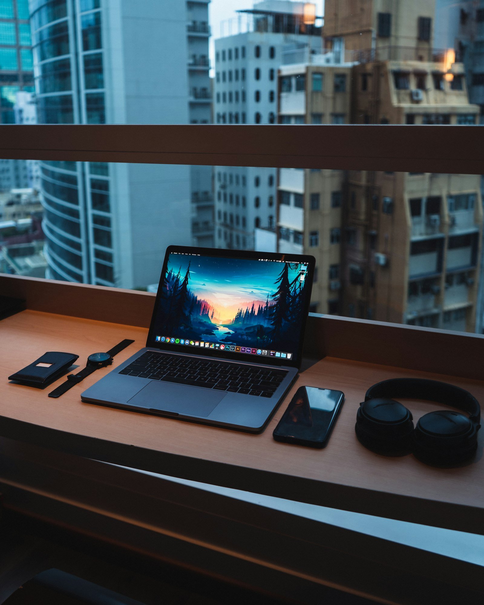 Notebook sobre escritorio con café en ambiente de trabajo remoto