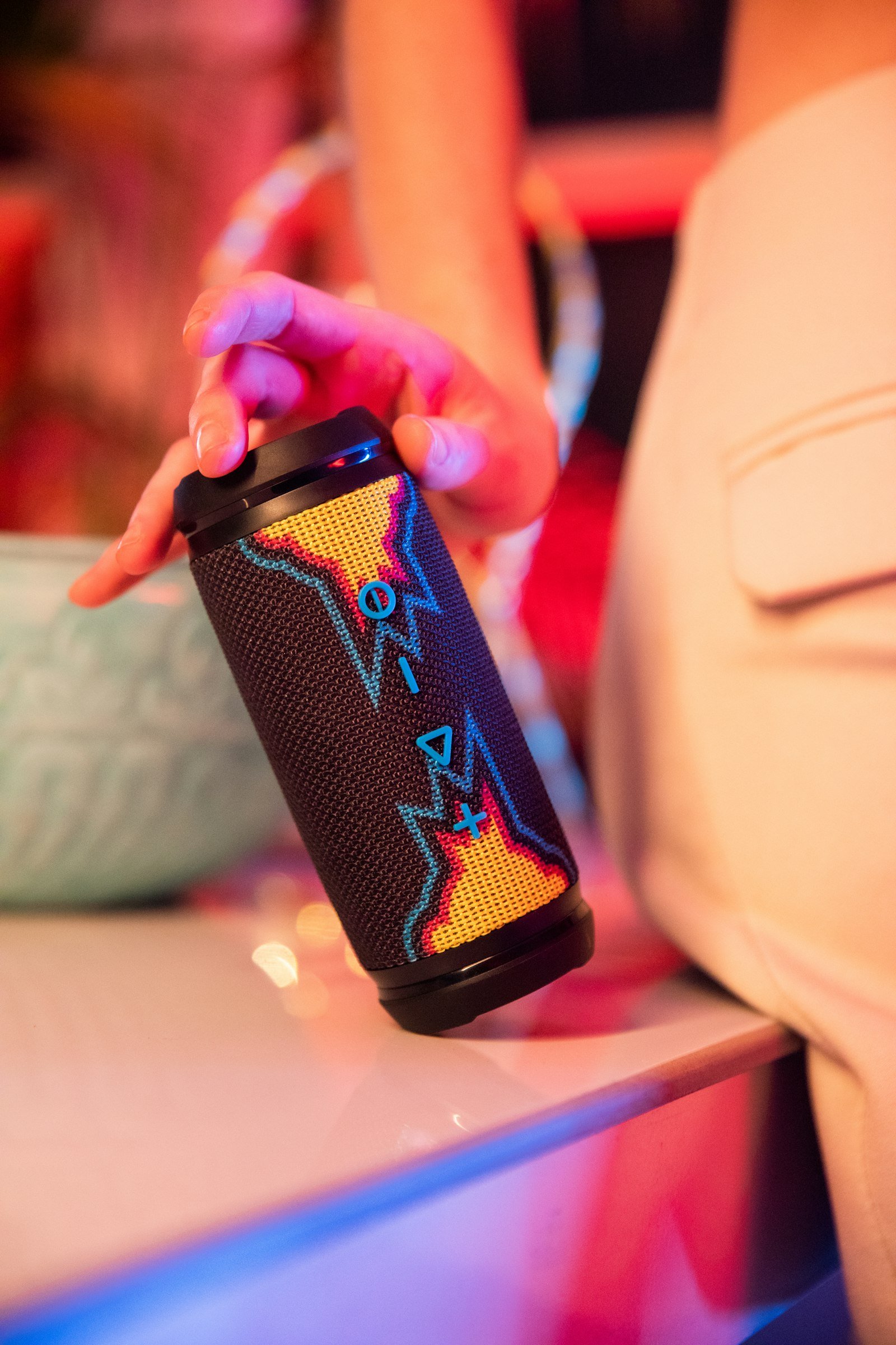 Parlante bluetooth portátil con diseño resistente a salpicaduras de agua