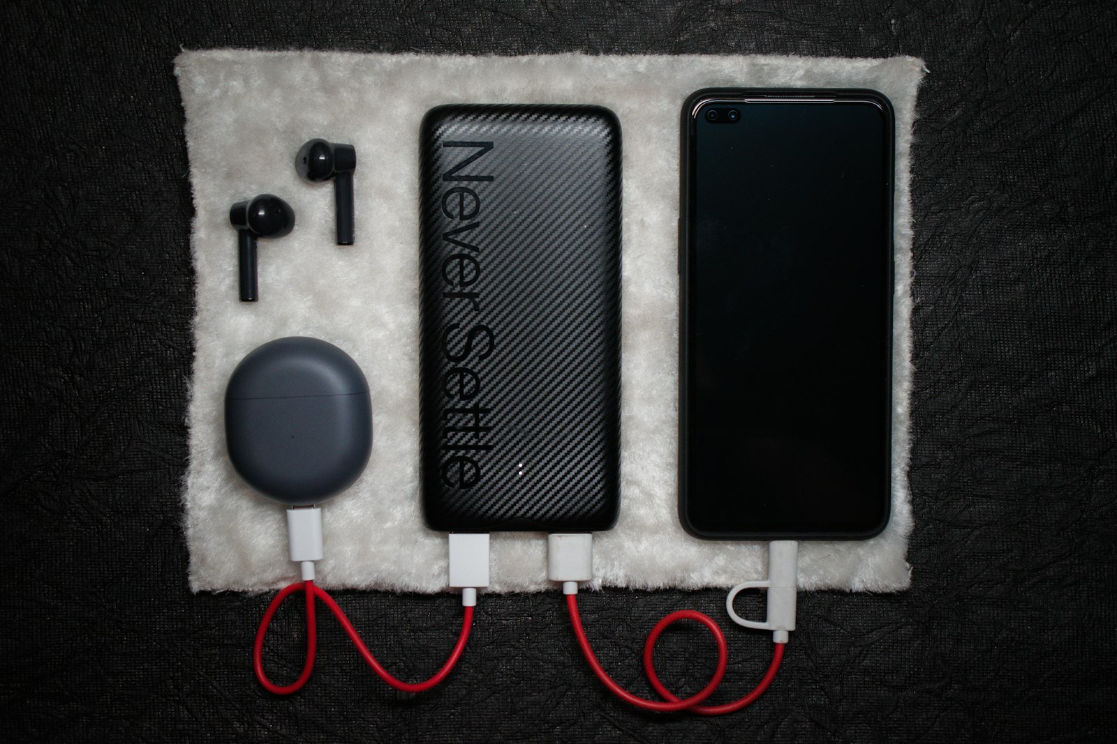 Celular conectado a power bank con cable de carga rápida USB-C