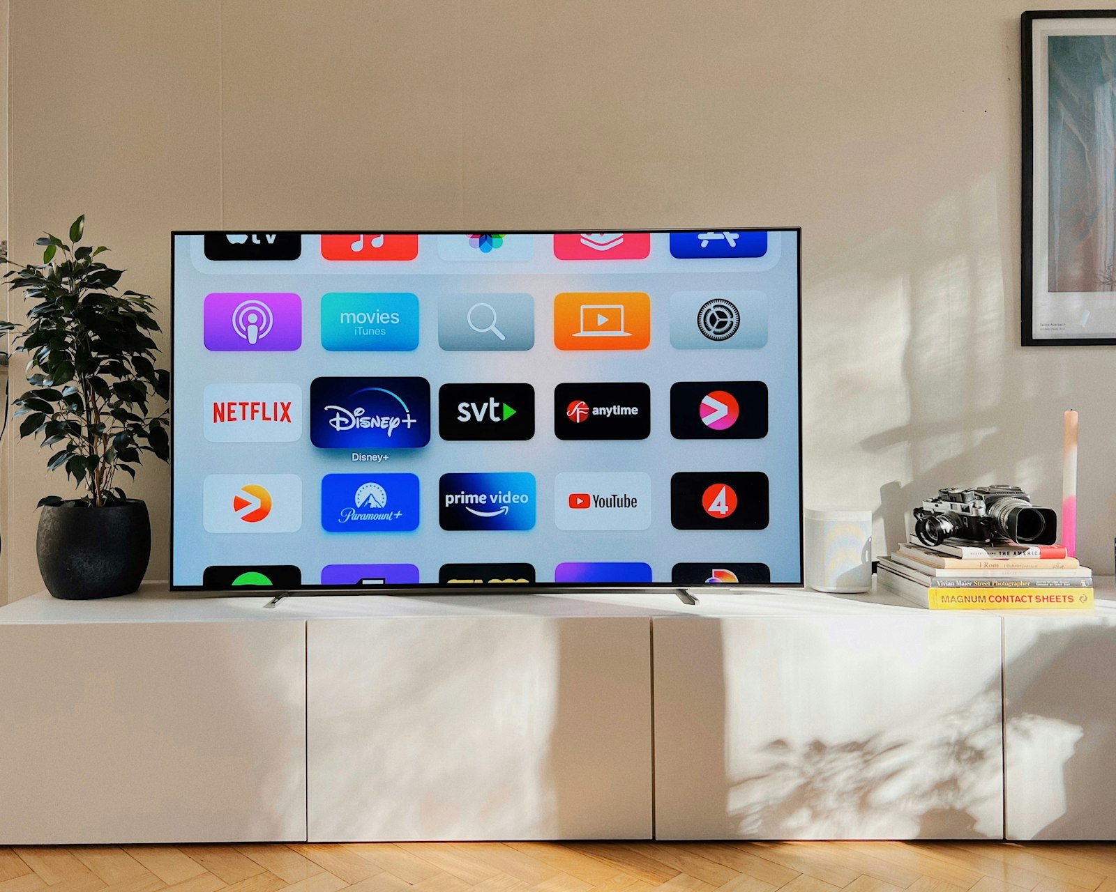 Smart TV montada en pared de sala de estar moderna con streaming