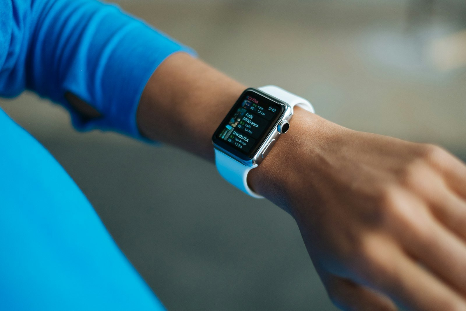 Smartwatch en la muñeca mostrando datos de frecuencia cardíaca y actividad física