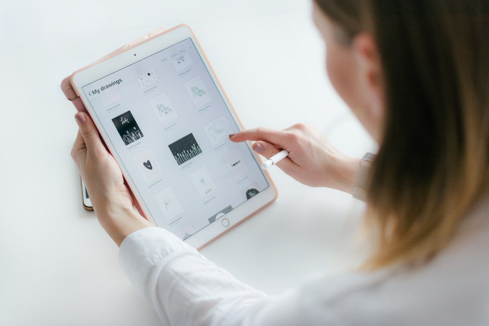 Mujer usando tablet para trabajo y productividad en escritorio