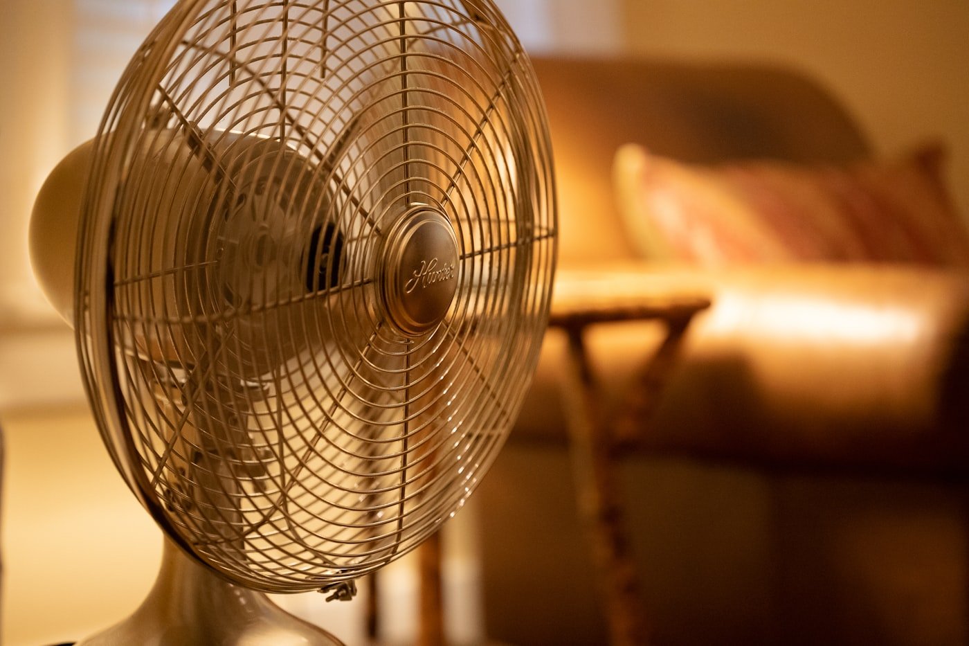 Ventilador de pie blanco encendido en una habitación