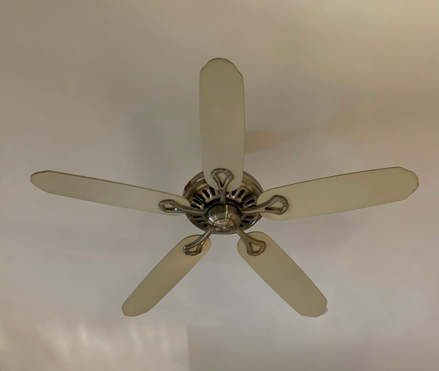 Ventilador de techo blanco de cinco aspas instalado en una habitación